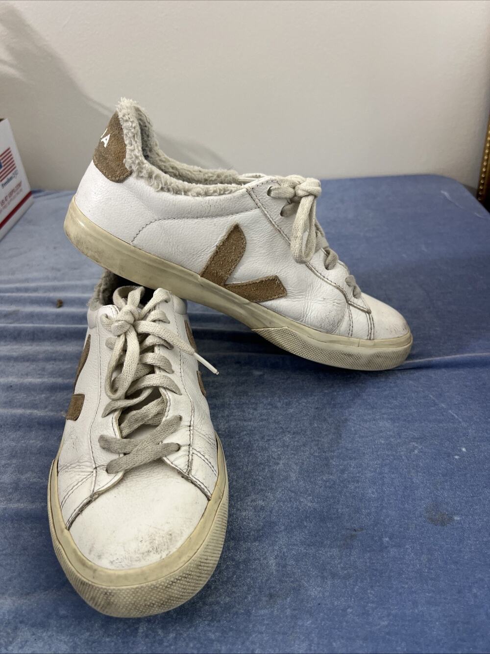 VEJA White Leather Sneakers Tan V Logo Men’s US 10 Pre-Owned